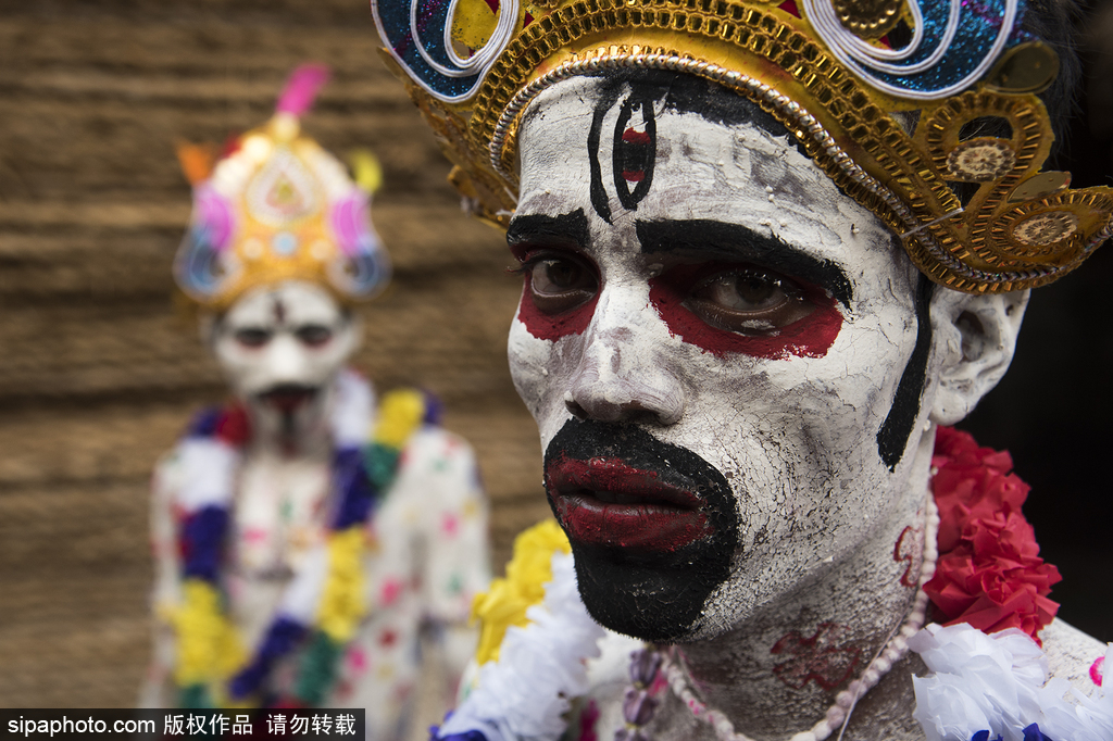 印度恐怖習俗！賈函節(jié)印度教徒墳?zāi)咕蝾^骨攜帶游行
