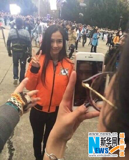 路人拍攝Angelababy跑男路透照 網友留言高糊也可愛