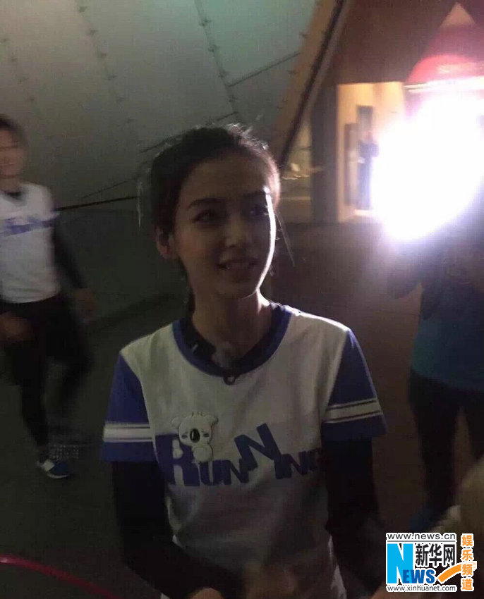 路人拍攝Angelababy跑男路透照 網(wǎng)友留言高糊也可愛