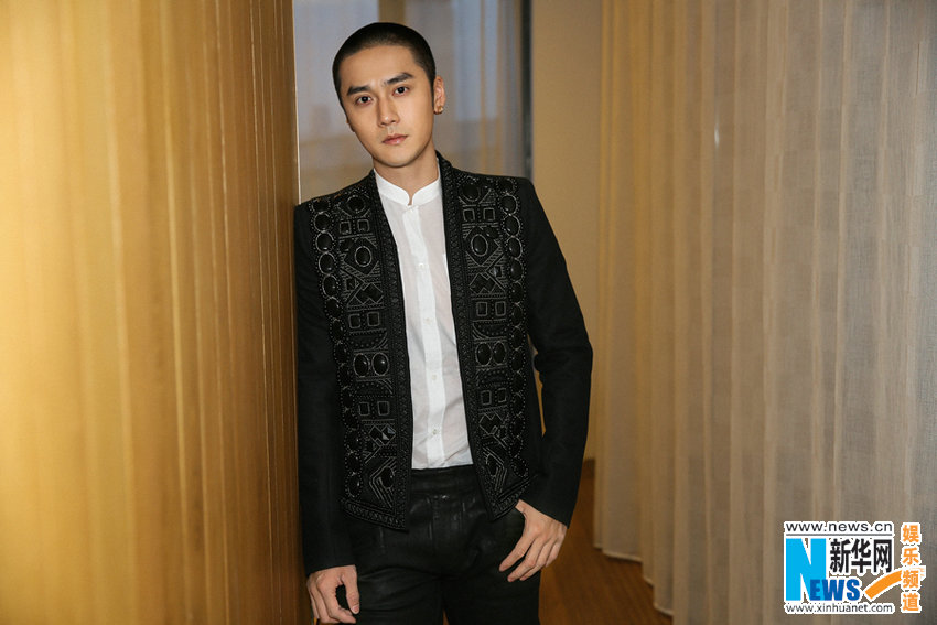 蔣勁夫出席活動展好身材 復(fù)古穿搭硬朗率性