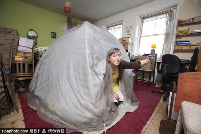 英國一女子對(duì)電磁波過敏 每日18小時(shí)躲防護(hù)罩中