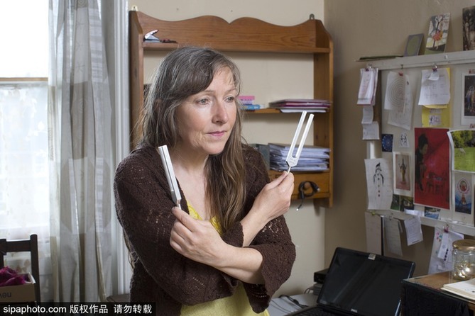 英國(guó)一女子對(duì)電磁波過(guò)敏 每日18小時(shí)躲防護(hù)罩中