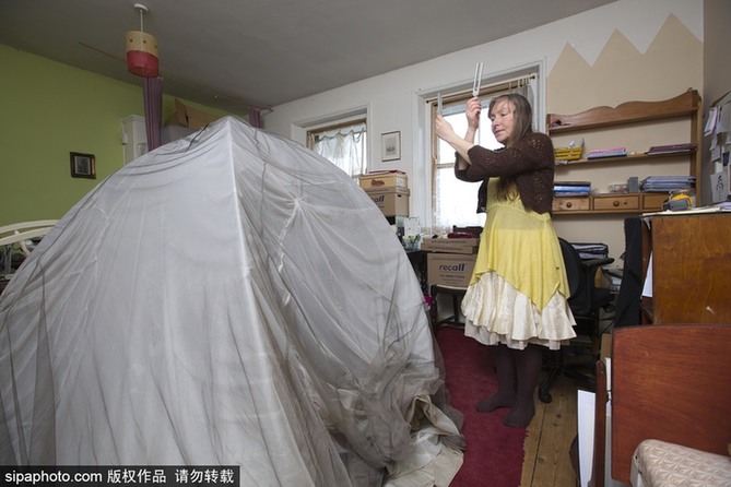 英國(guó)一女子對(duì)電磁波過(guò)敏 每日18小時(shí)躲防護(hù)罩中