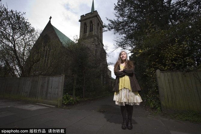 英國(guó)一女子對(duì)電磁波過(guò)敏 每日18小時(shí)躲防護(hù)罩中