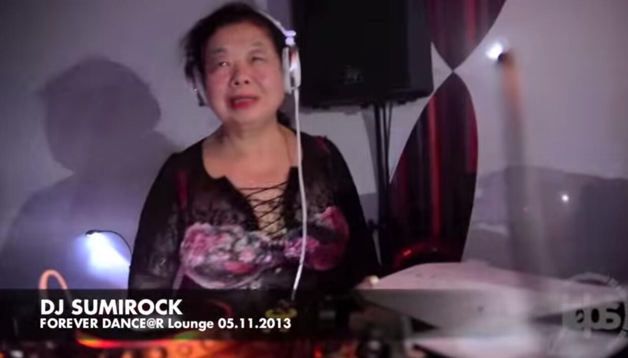 82歲奶奶蹦迪打碟 70歲開始學(xué)習(xí)打碟實(shí)現(xiàn)童年夢(mèng)想