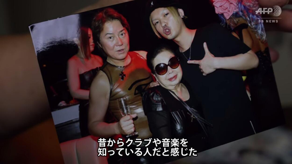 82歲奶奶蹦迪打碟 70歲開始學(xué)習(xí)打碟實(shí)現(xiàn)童年夢(mèng)想