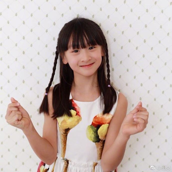 田亮微博曬女兒慶生照片 氧氣少女“森碟”九歲啦！
