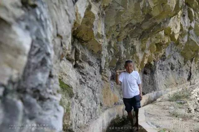 解碼中國丨這位當代“愚公”在懸崖峭壁上鑿出7千米水渠，現實比神話傳說更震撼！