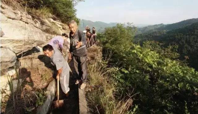 解碼中國丨這位當代“愚公”在懸崖峭壁上鑿出7千米水渠，現實比神話傳說更震撼！