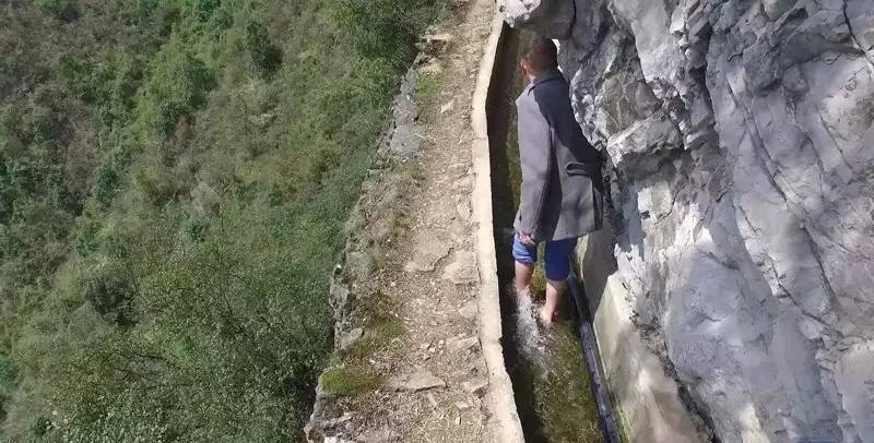 解碼中國丨這位當代“愚公”在懸崖峭壁上鑿出7千米水渠，現實比神話傳說更震撼！