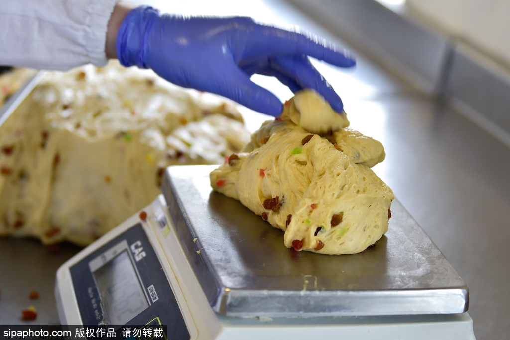 俄羅斯復活節蛋糕制作過程 香甜美味擋不住