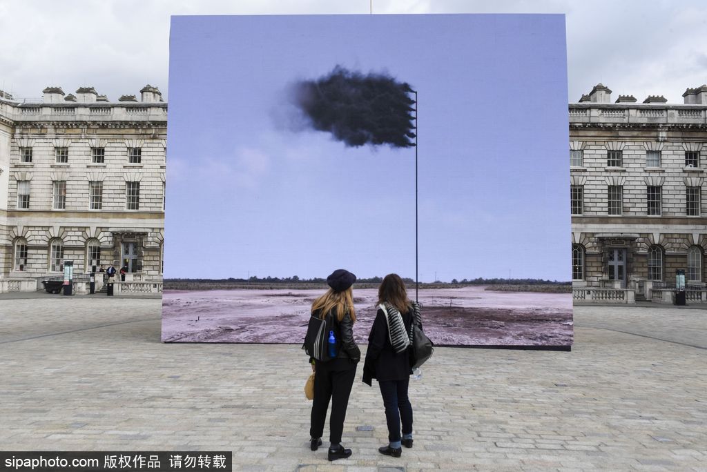 藝術與編程世界的交融 藝術家倫敦制造“冒煙”旗幟虛擬影像