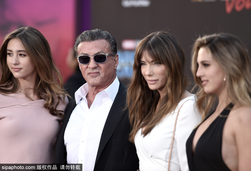 國(guó)民岳父！史泰龍攜家人出席電影首映 幸福滿滿女兒養(yǎng)眼