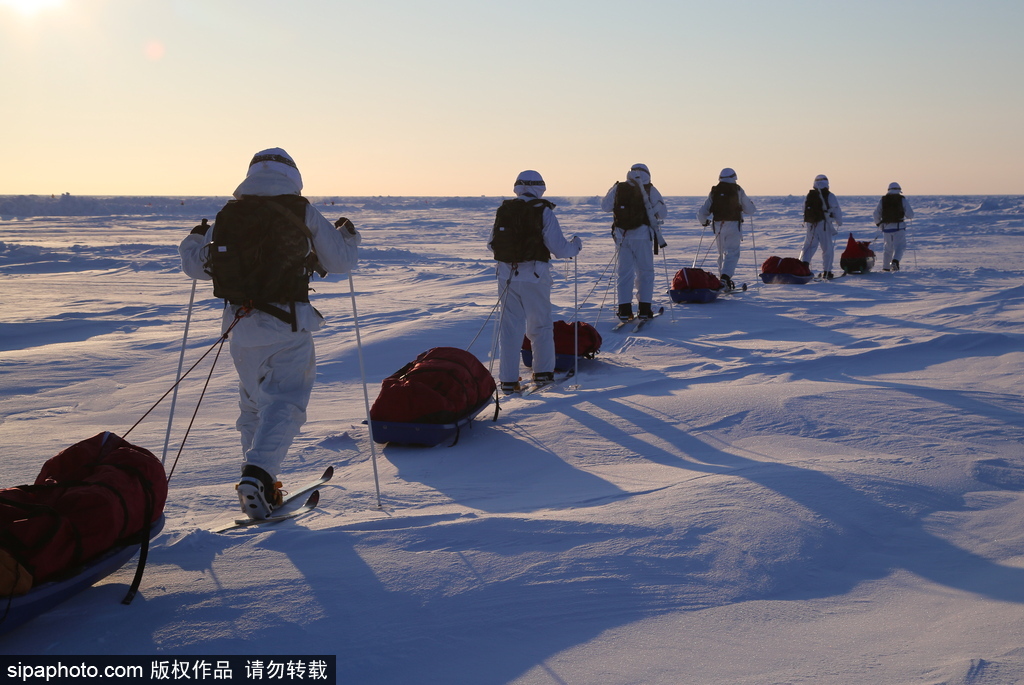 俄探險隊(duì)結(jié)束北極探險之旅 科考任務(wù)完成