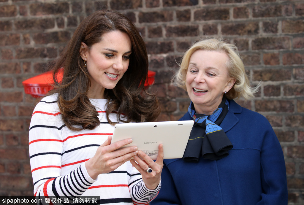 凱特王妃簡(jiǎn)潔條紋衫出席馬拉松活動(dòng) 俯身傾聽似鄰家姐姐