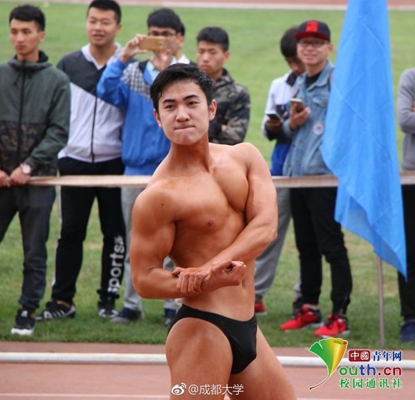 好害羞！成都大學(xué)運(yùn)動會現(xiàn)“男子健身隊(duì)”引全場歡呼