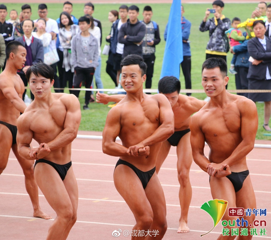 好害羞！成都大學(xué)運(yùn)動會現(xiàn)“男子健身隊(duì)”引全場歡呼