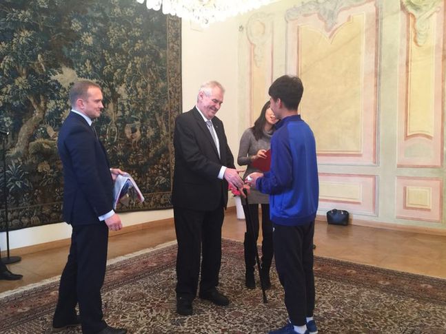 捷克總統接見中捷青少年足球球員