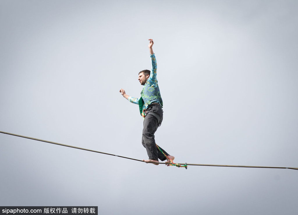 英國(guó)男子BBC大樓上演驚險(xiǎn)一幕 赤腳高空走鋼絲