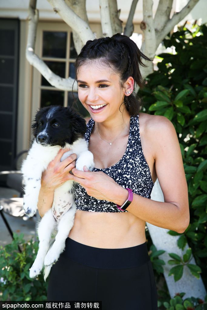 《吸血鬼日記》妮娜·杜波夫出席活動 健身秀肌肉流香汗