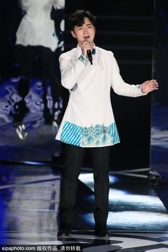 第七屆北京電影節(jié)：95歲秦怡坐輪椅現(xiàn)身閉幕式 林志玲與讓·雷諾俏皮頒獎(jiǎng)