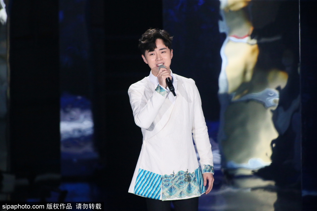 第七屆北京電影節(jié)：95歲秦怡坐輪椅現(xiàn)身閉幕式 林志玲與讓·雷諾俏皮頒獎