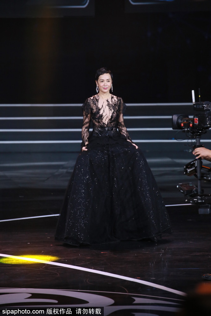 第七屆北京電影節(jié)：95歲秦怡坐輪椅現(xiàn)身閉幕式 林志玲與讓·雷諾俏皮頒獎