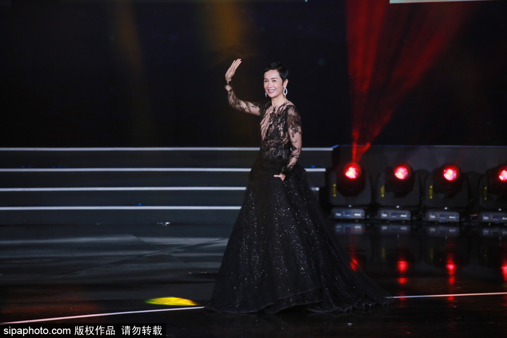 第七屆北京電影節(jié)：95歲秦怡坐輪椅現身閉幕式 林志玲與讓·雷諾俏皮頒獎