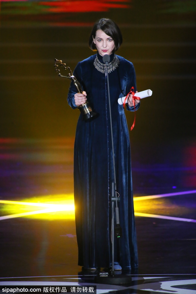 第七屆北京電影節：95歲秦怡坐輪椅現身閉幕式 林志玲與讓·雷諾俏皮頒獎