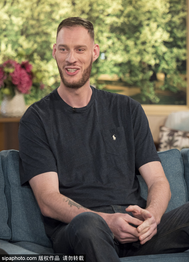 英國2米36巨人現身電視節目 站著扣籃嚇壞主持人