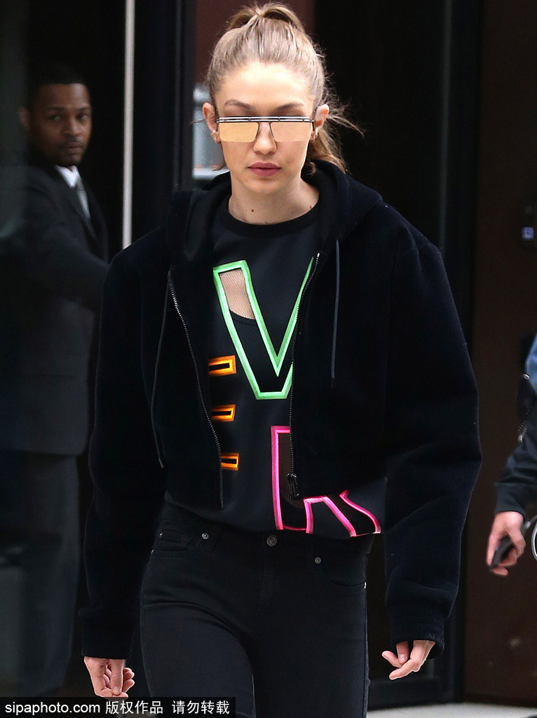 吉吉潮裝出街長(zhǎng)腿矚目 高馬尾面無(wú)表情高冷范十足