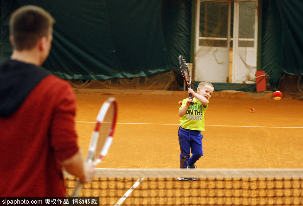 神奇！烏克蘭3歲男孩成最年輕網(wǎng)球注冊球員 打球有模有樣超可愛