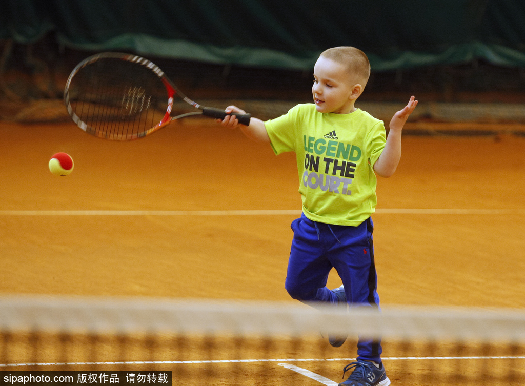 神奇！烏克蘭3歲男孩成最年輕網(wǎng)球注冊(cè)球員 打球有模有樣超可愛(ài)