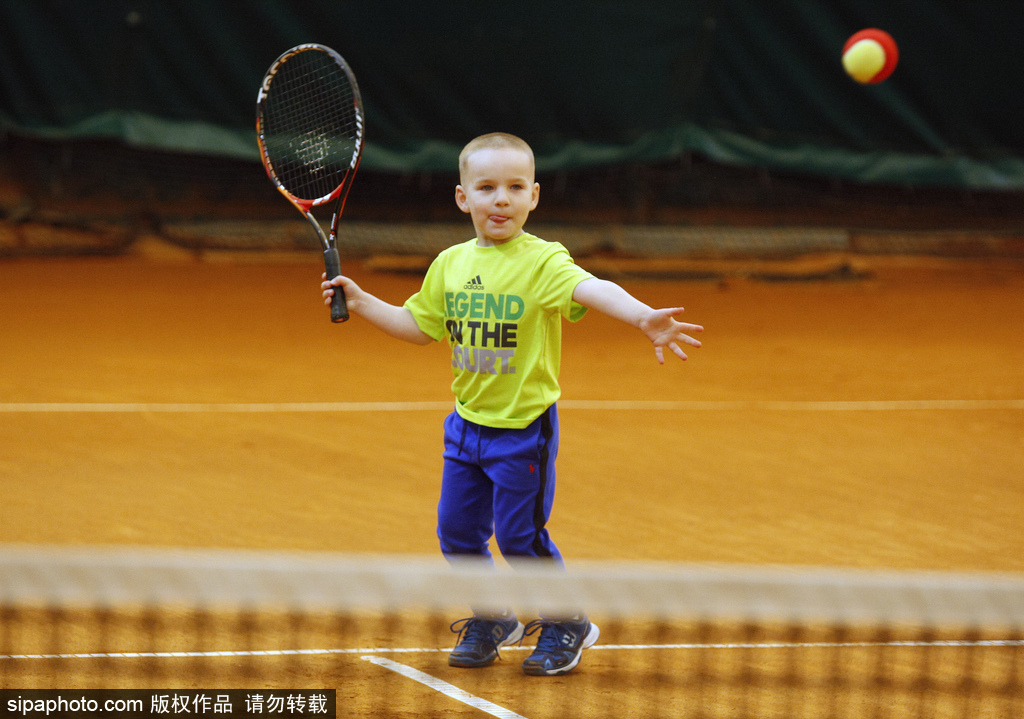 神奇！烏克蘭3歲男孩成最年輕網球注冊球員 打球有模有樣超可愛