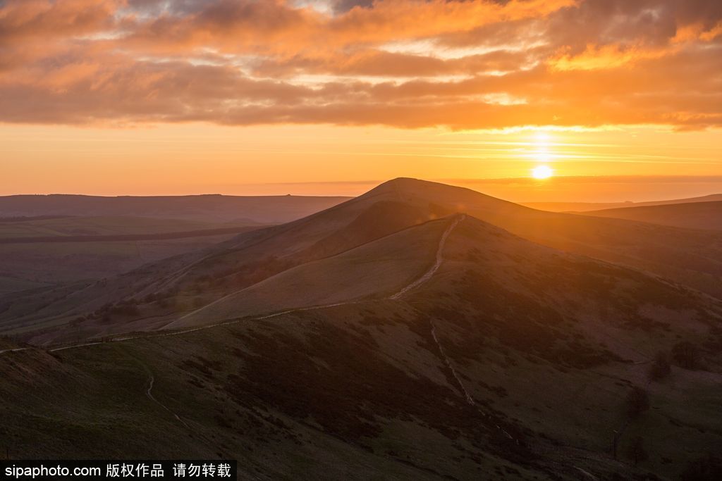 英國：德比郡天空現(xiàn)絕美日出 夢(mèng)幻天空如臨仙境