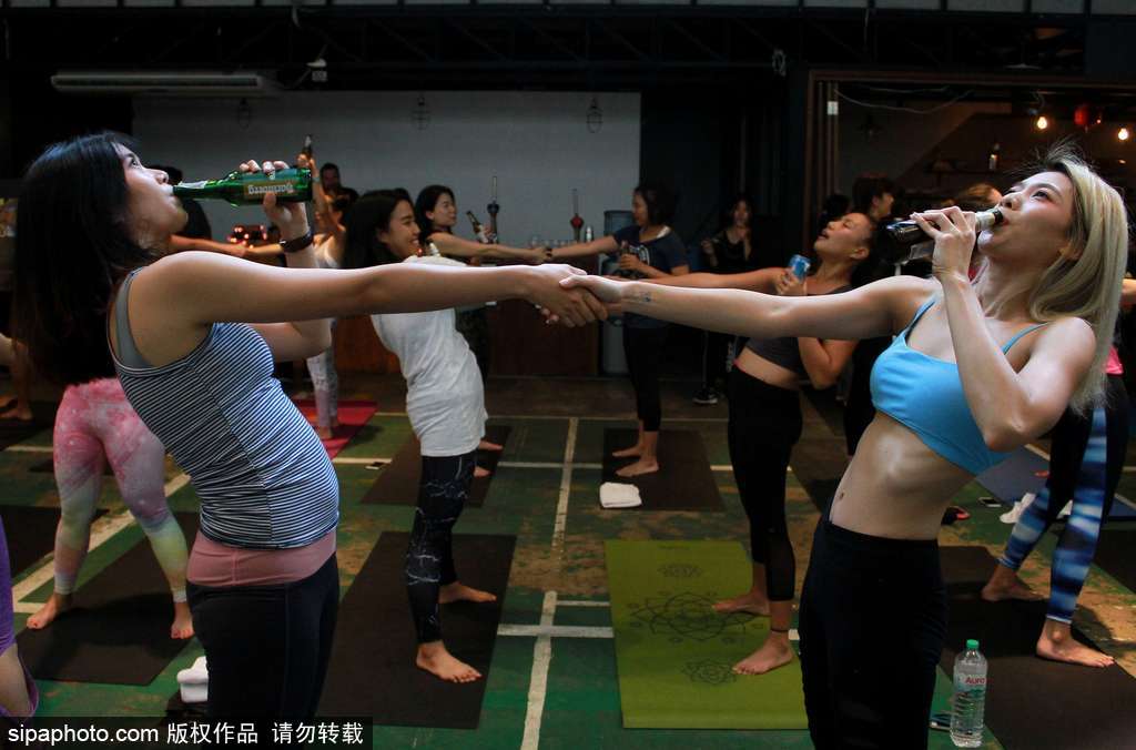 酒量差你別來！啤酒瑜伽風靡全球 泰國瑜伽愛好者飲酒健身兩不耽誤