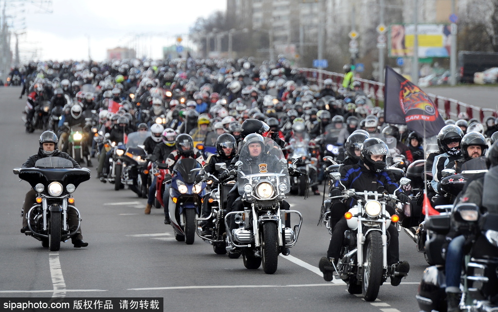白俄羅斯舉行摩托車游行場面壯觀 騎手蝙蝠俠造型酷炫亮相