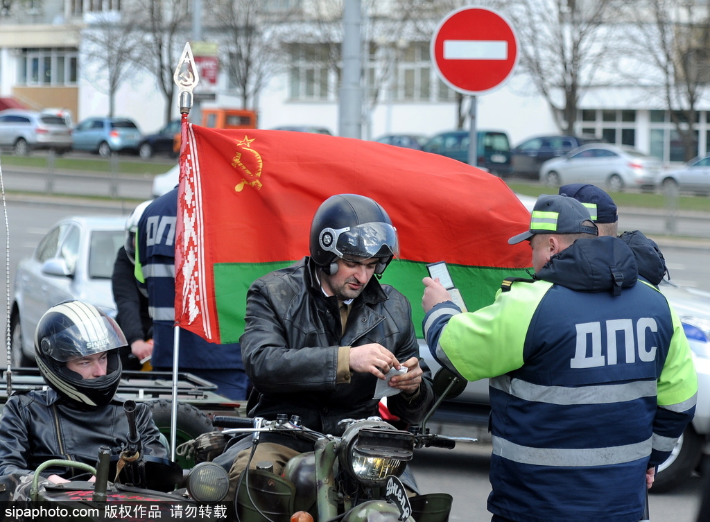 白俄羅斯舉行摩托車游行場面壯觀 騎手蝙蝠俠造型酷炫亮相