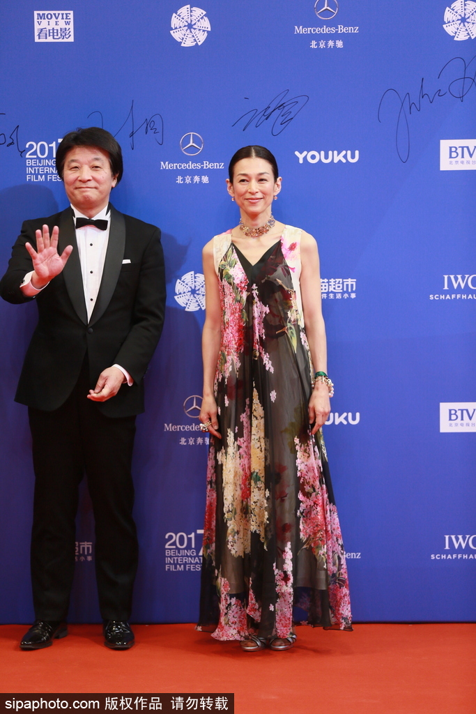 第七屆北京電影節(jié)：莫妮卡·貝魯奇性感現(xiàn)身閉幕式紅毯 林志玲、蔣雯麗、殷桃同場(chǎng)爭(zhēng)艷
