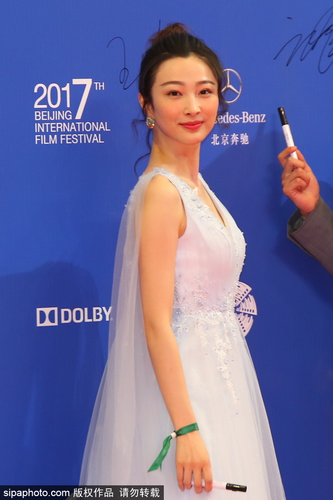 第七屆北京電影節(jié)：莫妮卡·貝魯奇性感現(xiàn)身閉幕式紅毯 林志玲、蔣雯麗、殷桃同場爭艷