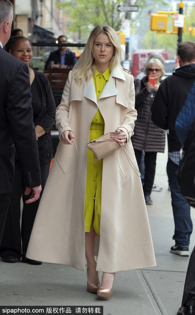 英女星愛麗絲·伊芙身著駝色大衣出街 內搭明黃套裝吸人眼球