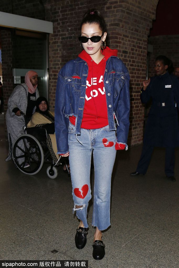 超模貝拉·哈迪德紅色衛(wèi)衣搭配一身丹寧超酷出街 罕見(jiàn)露淺淺微笑