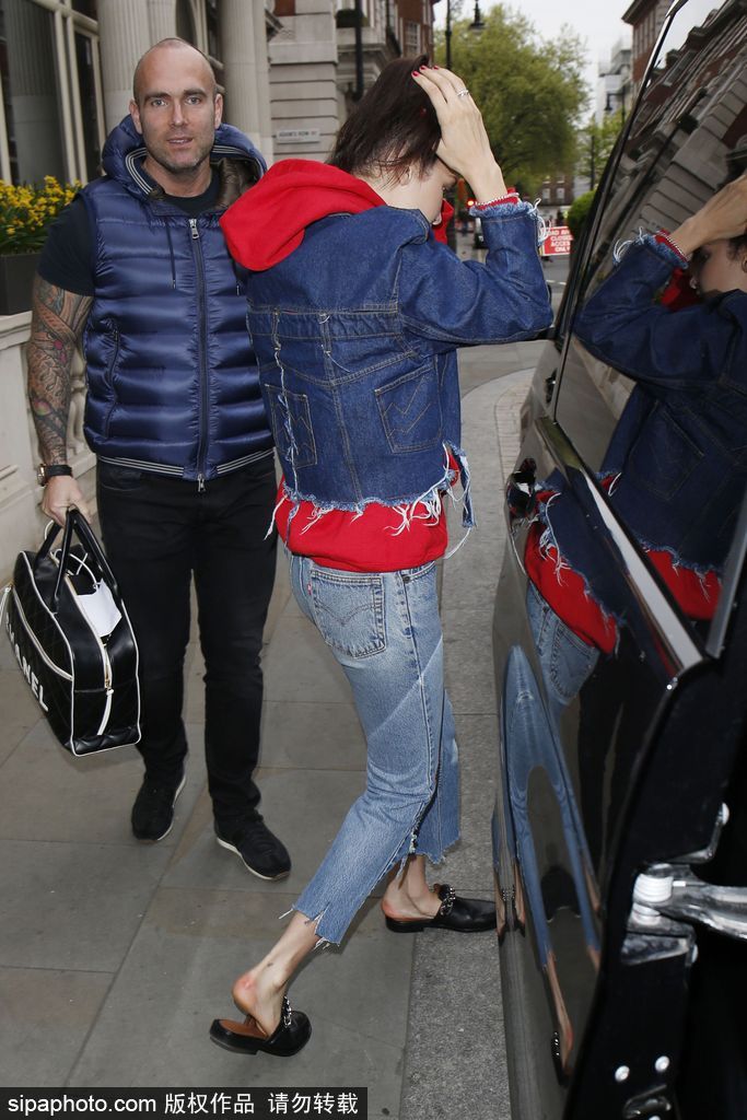 超模貝拉·哈迪德紅色衛衣搭配一身丹寧超酷出街 罕見露淺淺微笑