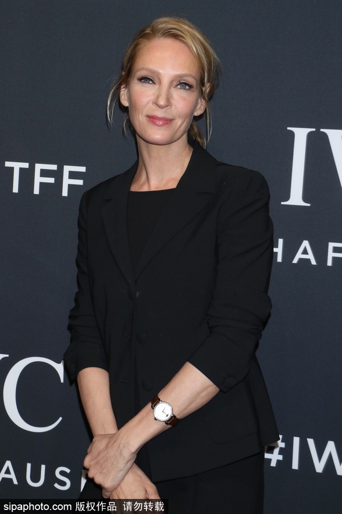 好萊塢知名女星烏瑪·瑟曼全黑LOOK現身活動 淡妝素抹難掩氣場