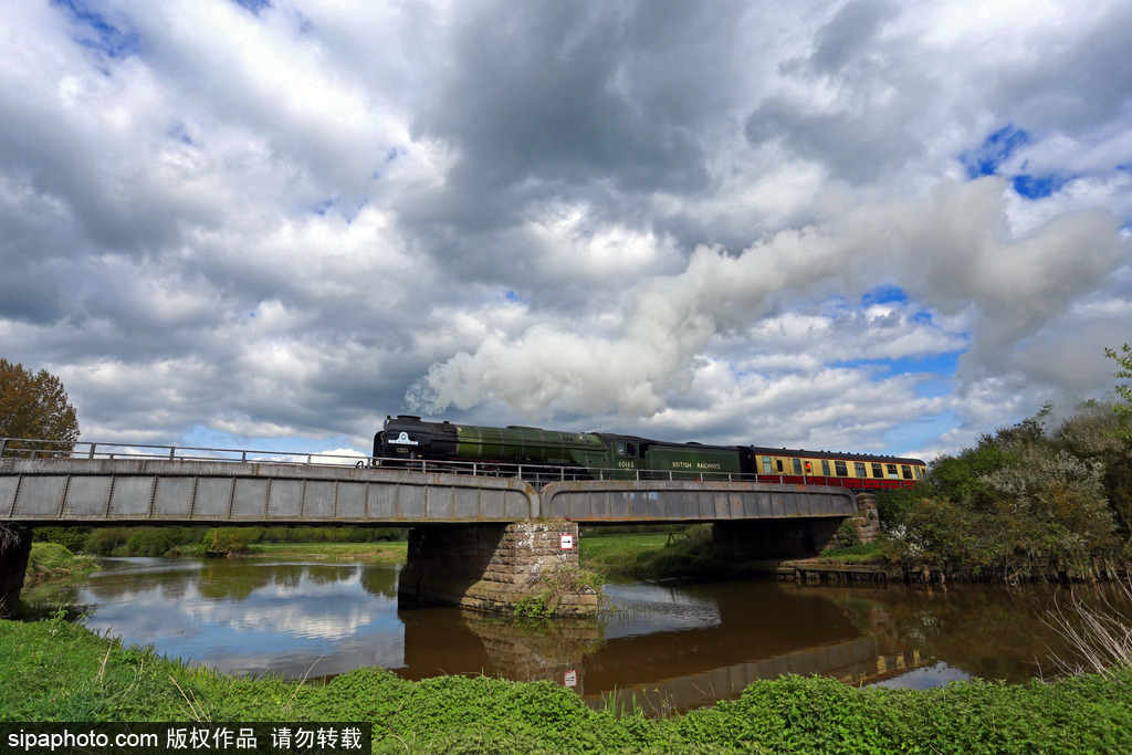 老技術(shù)也能飆車 英國“旋風(fēng)號”蒸汽火車跑出161公里/小時