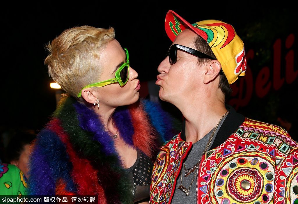 放飛自我！水果姐染了一頭綠發 還和出柜設計師熱吻