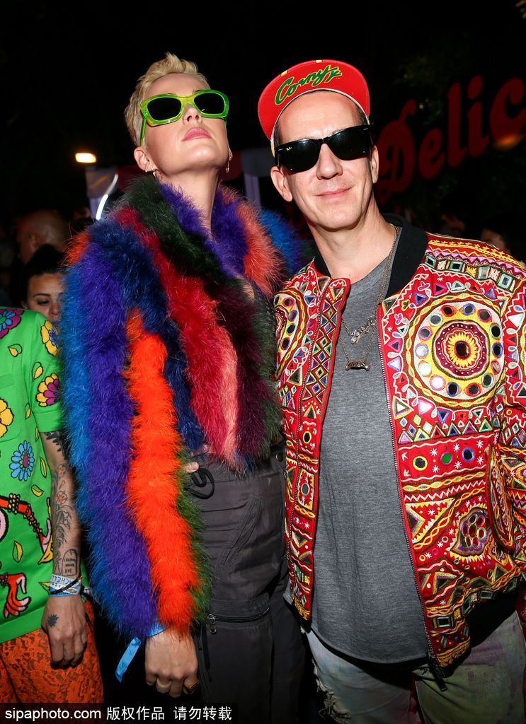 放飛自我！水果姐染了一頭綠發(fā) 還和出柜設(shè)計(jì)師熱吻