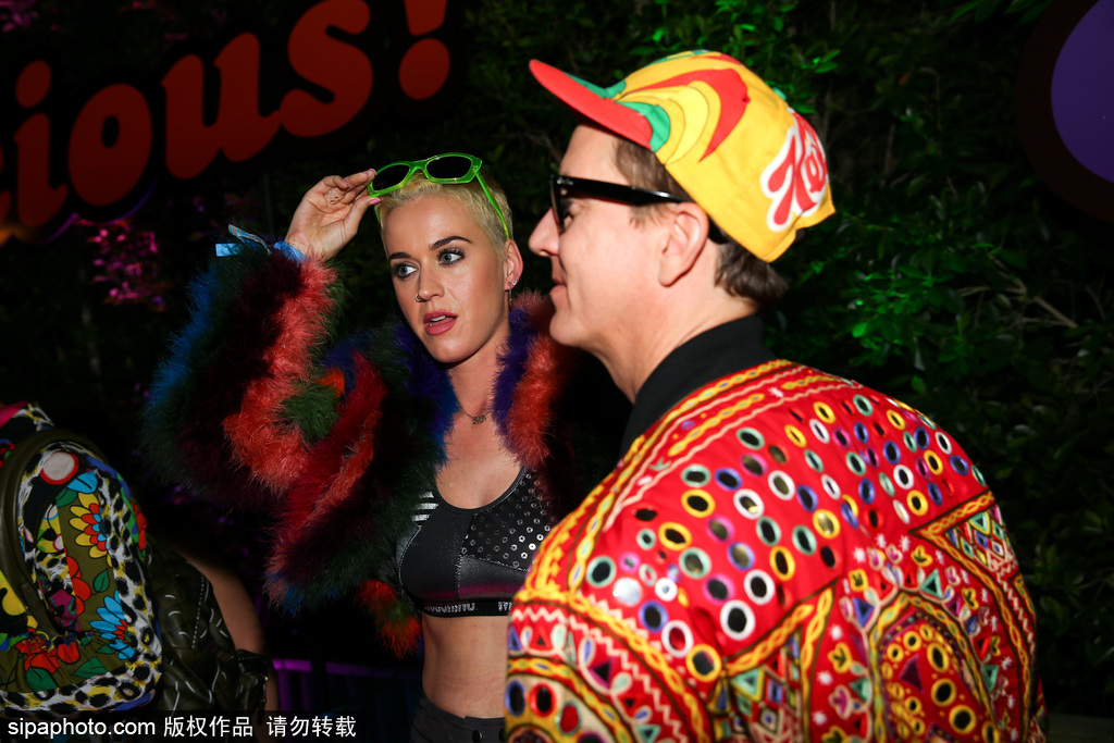 放飛自我！水果姐染了一頭綠發(fā) 還和出柜設(shè)計(jì)師熱吻