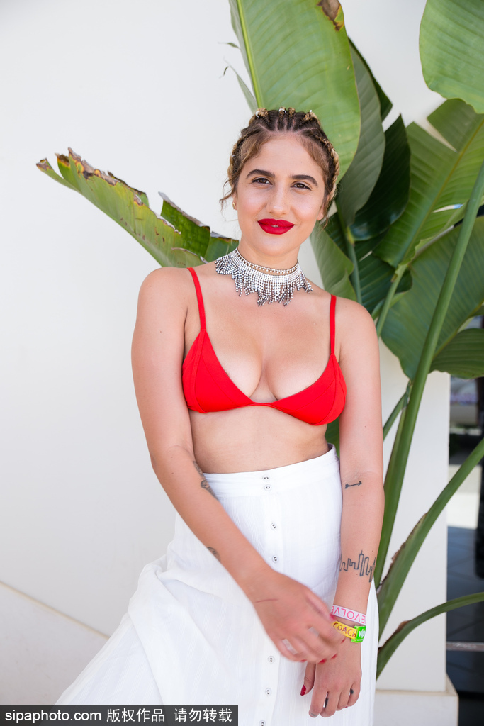 全美最盛大音樂節科切拉！盤點激情火辣內衣上陣的潮人街拍