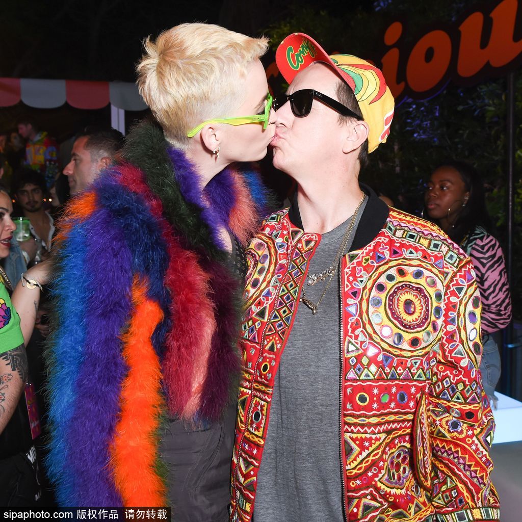 放飛自我！水果姐染了一頭綠發(fā) 還和出柜設計師熱吻